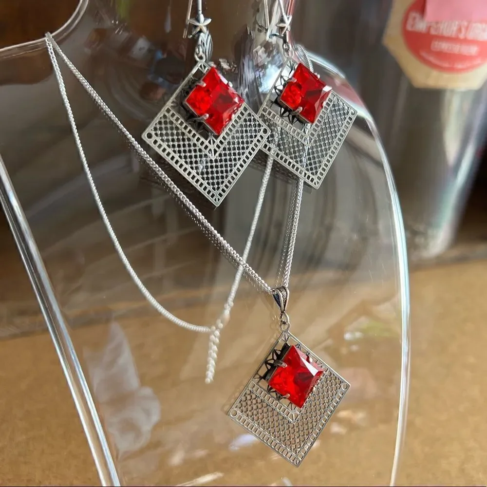 Necklace and earring set with red Swarovski crystals with silver design